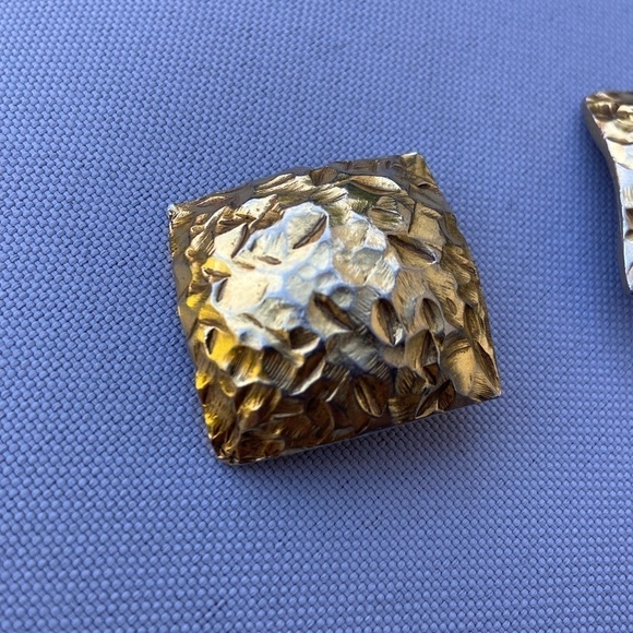 Robin Kahn vintage clip on square gold earrings - Picture 2 of 4